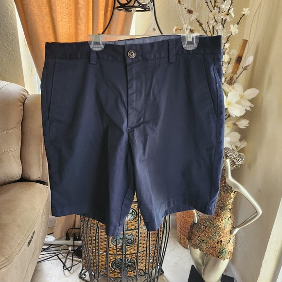 Vineyard Vines men shorts size 31